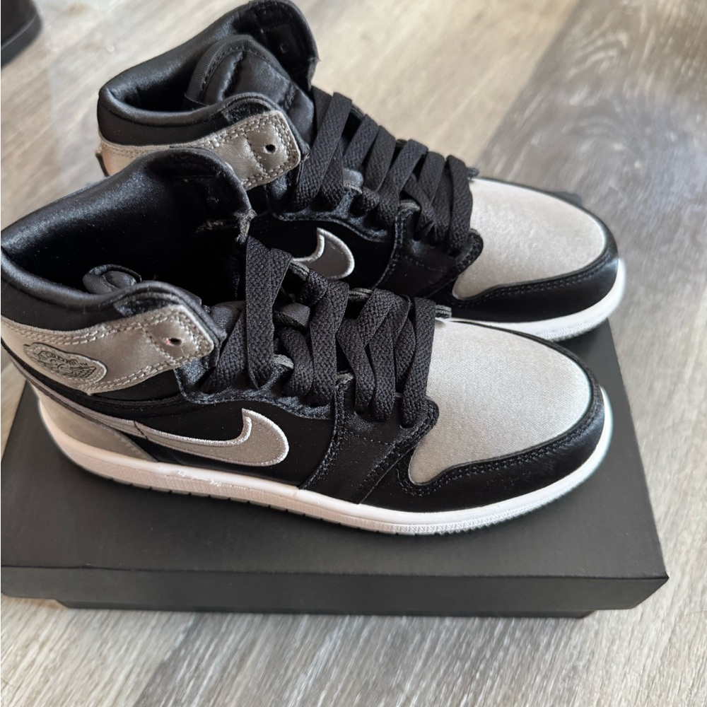 Jordan 1 (PS) Retro High OG Satin Shadow Black/Grey - KIDS SIZE 1Y